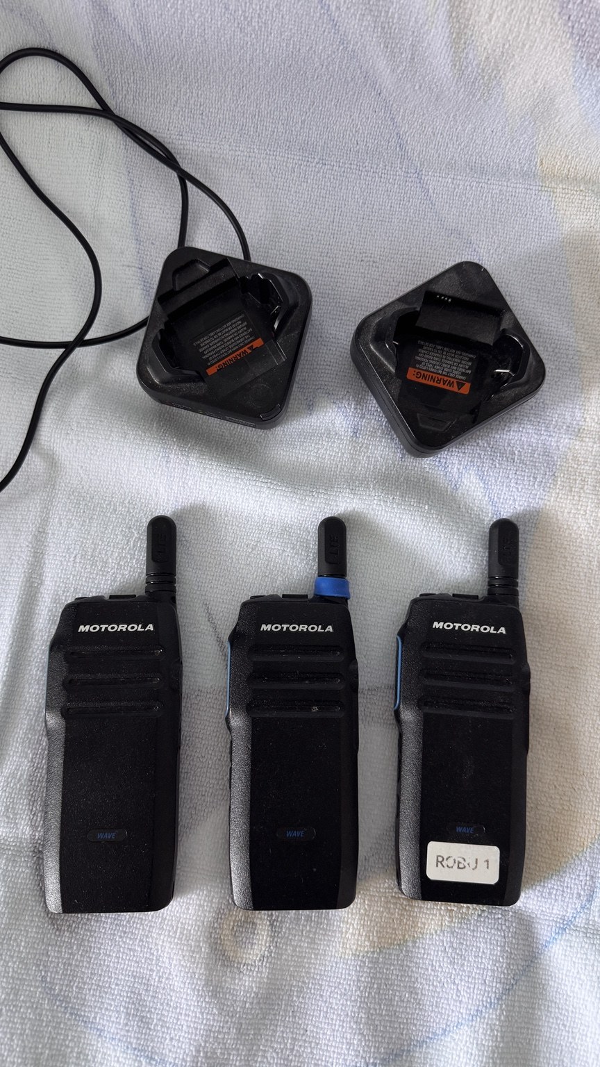 3× Motorola WAVE TLK100 + 2 charging docks